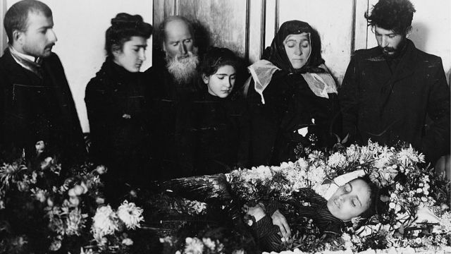 Funeral de Kató, con Stalin a la derecha.