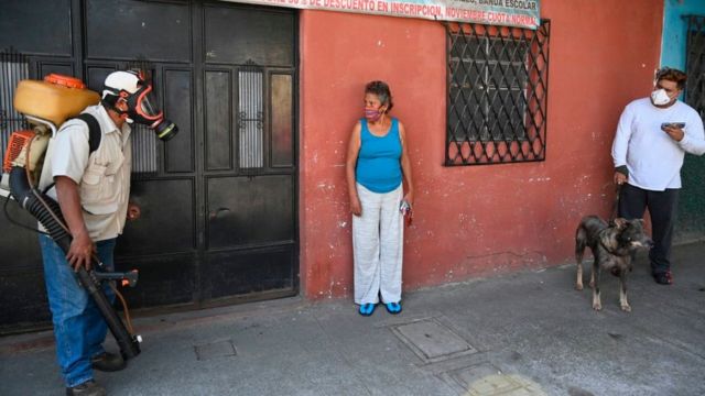 Personas con mascarilla en Guatemala
