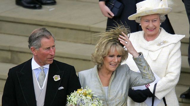 الملكة تبتسم بينما يغادر تشارلز وكاميلا الكنيسة حيث حصلا على البركة عقب زواجهما المدني