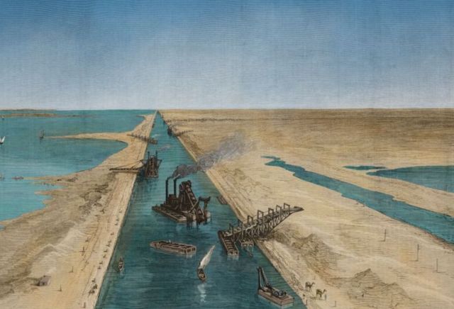 On estime que plus de 1,5 million de personnes ont travaillé à la construction du canal de Suez et que des centaines d'entre elles ont perdu la vie.