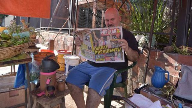 Homem lendo jornal em Assunção, Paraguai