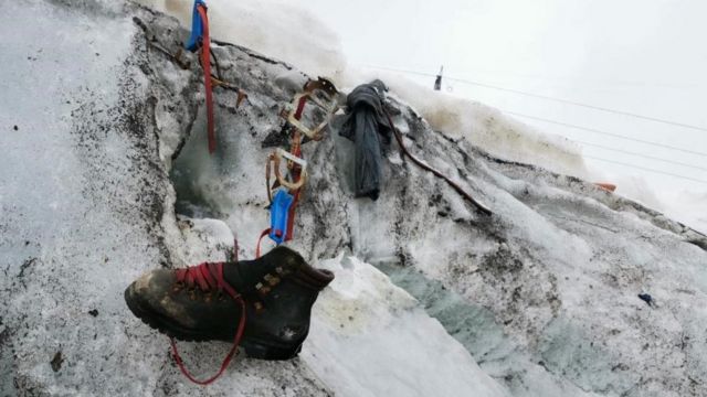 Uma bota com cadarço vermelho e equipamento de escalada foram encontrados com os restos da geleira Theodul