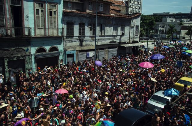 Desfile do bloco Boitolo no Rio de Janeiro reúne multidão nas ruas