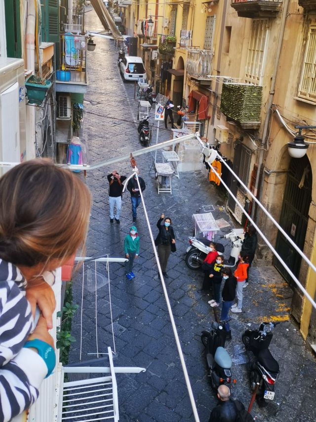 Tonino Stornaiuolo camina por las calles de Nápoles.