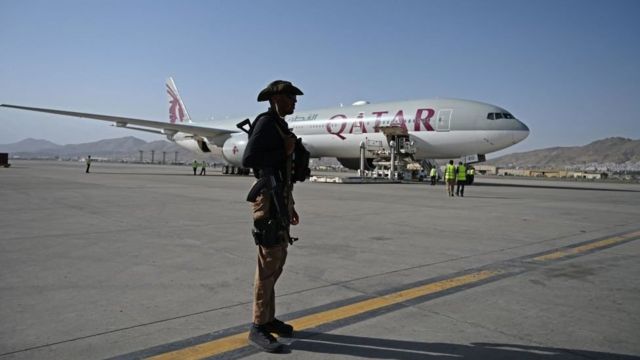 طائرة الخطوط الجوية القطرية في مطار كابل