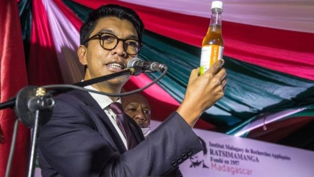 মাদাগাস্কারের প্রেসিডেন্ট এ্যান্ড্রি রাজোইলিনার হাতে আর্টেমিসিয়া থেকে তৈরি পানীয়