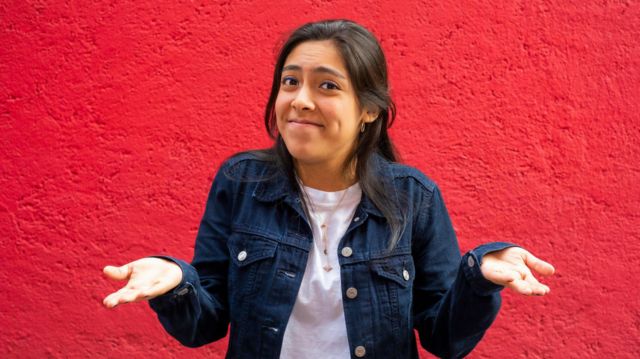 Una mujer se encoge de hombros