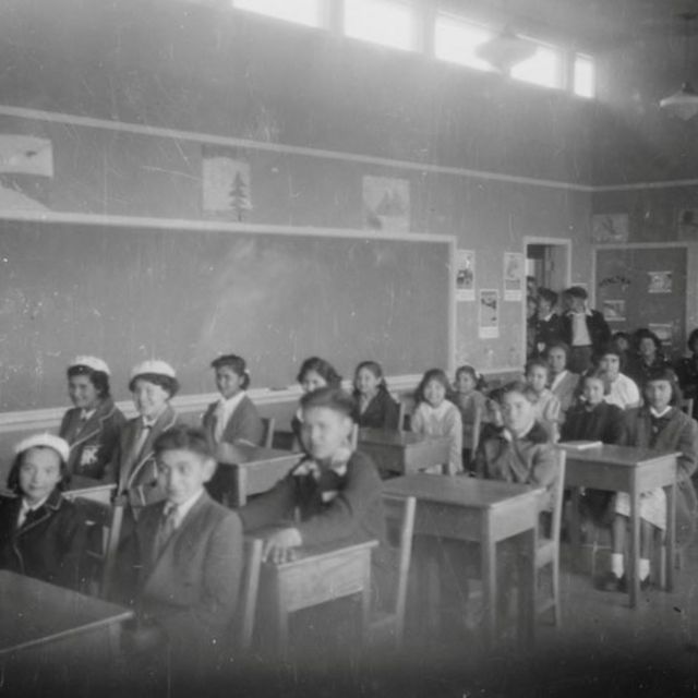 Studenti in un'aula della Copper Island Industrial School