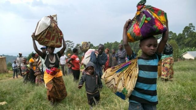 Des réfugiés en déplacement en Ouganda