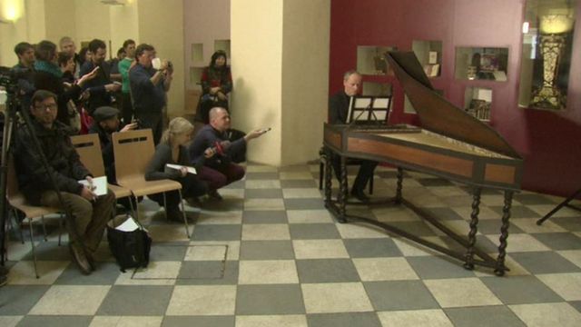 ハープシコードで作品を演奏するルカシュ・ベンドルさん（16日）