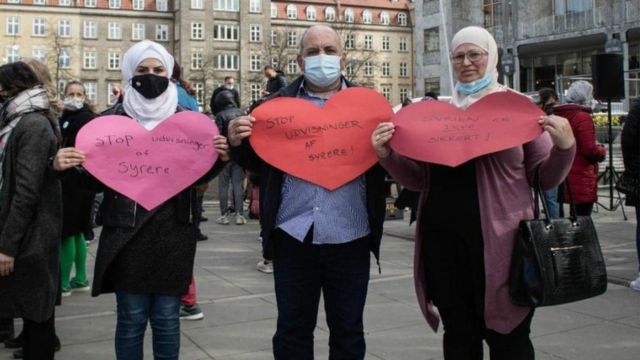 Сестра Мохаммеда Майя (слева) и родители Ахмад и Аватиф присоединились к протестам против решения Дании об отзыве разрешений на проживание у беженцев из Сирии