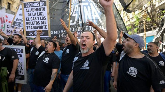 Protesta en contra de los ajustes de Milei en Argentina.