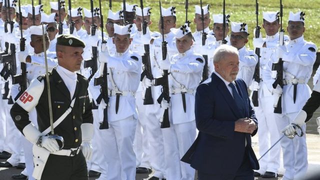 Lula, acompanhado do comandante do Batalhão da Guarda Presidencial, durante a cerimônia de posse