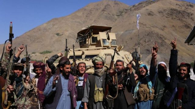 عناصر من حركة طالبان يقفون لالتقاط صورة بعد أن سيطروا على وادي بانشير، في 6 سبتمبر/أيلول 2021