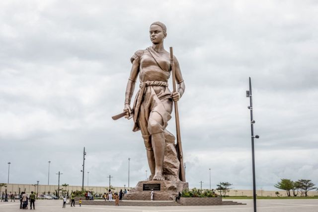 Una estatua gigante de bronce de 30 metros de altura que representa a una amazona