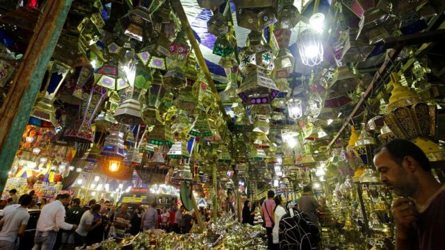 Abantu bariko baca mu matara akoreshwa mw' i Ramazani, "fanoos Ramadan", kw'ibarabara rya Sayida Zienab muri Cairo, Misiri 06/06/2016.