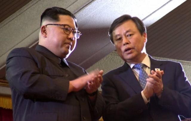 Kuzey Kore lideri Kim Jong Un ve Güney Kore Kültür Bakanı Do Jong-whan