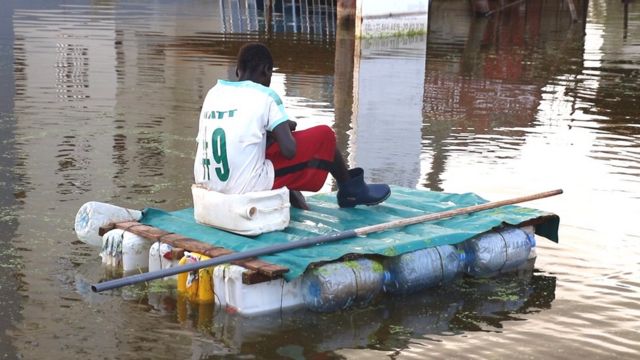 Les habitants de Keur Massar utilisent des barques de fortunes comme taxi