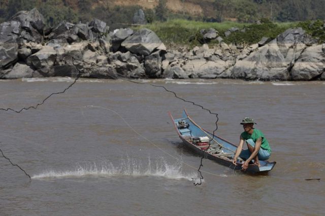 泰国渔民在位于泰国最北部地区的湄公河撒网捕鱼。(photo:BBC)