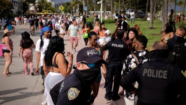 Calle de Miami Beach con policías y turistas
