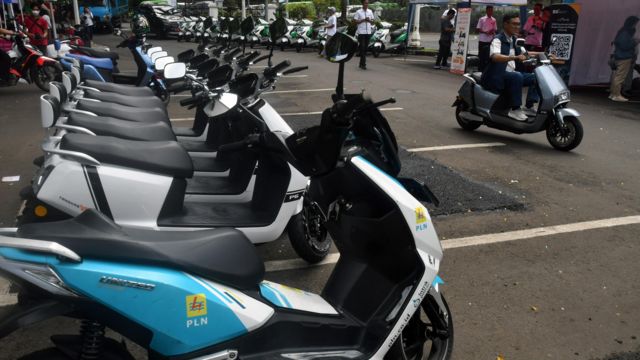Pengunjung mencoba kendaraan motor dengan energi listrik saat pameran di Balaikota Bogor, Jawa Barat, Sabtu (26/11)