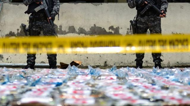 Policías ecuatorianos ante un alijo de cocaína