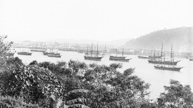 Imagem do porto de Santos mostrando barcos chegando ao local