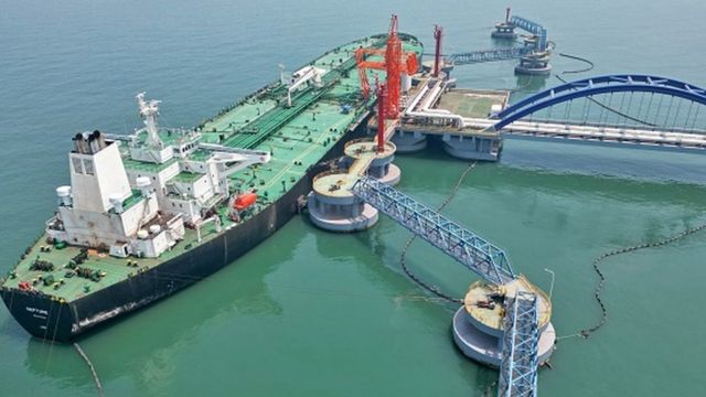 Déchargement de pétrole dans un port en Chine