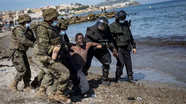 Ceuta The Shocking Images Of The Massive Arrival Of Immigrants To The Spanish Enclave Digis Mak