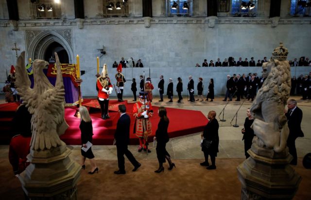 Mọi người xếp hàng đi qua quan tài của Nữ hoàng Anh Elizabeth trong Hội trường Westminster 