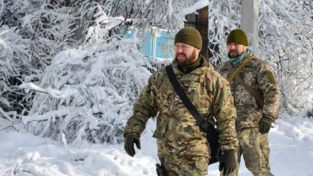 جنديان من الجيش الأوكراني