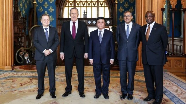 O chanceler russo Sergey Lavrov (segundo da esquerda para a direita) e colegas diplomatas dos BRICS em recente reunião