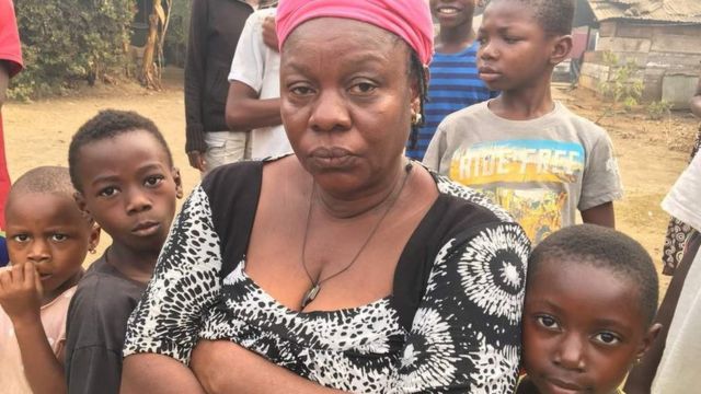 Obinrin kan to nse atipo laarin awọn eeyan orilẹede Cameroun mii.