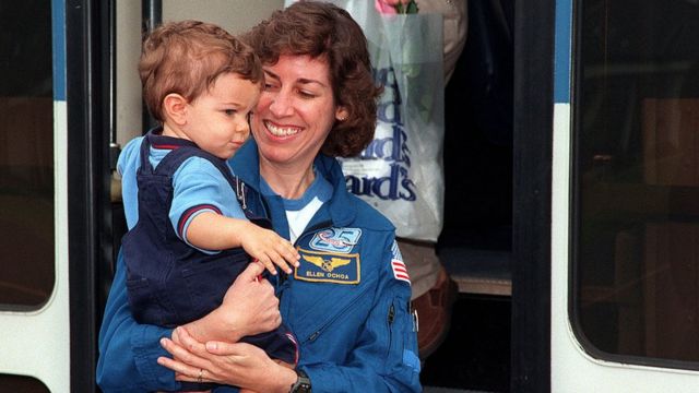 Ellen Ochoa sostiene a su hijo tras volver de una misión en el espacio en 1999.