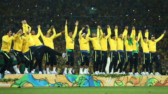El equipo de fútbol de Brasil celebra la medalla de oro en las Olimpiadas de Río 2016