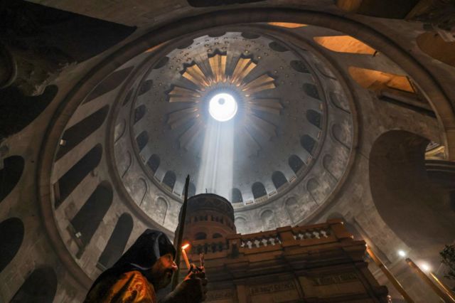 Un monje griego cerca de la tumba de Cristo.