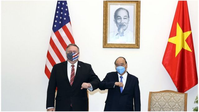 US Secretary of State Mike Pompeo and Vietnamese Prime Minister Nguyen Xuan Phuc took a photo for a commemorative photo on October 30 in Hanoi.