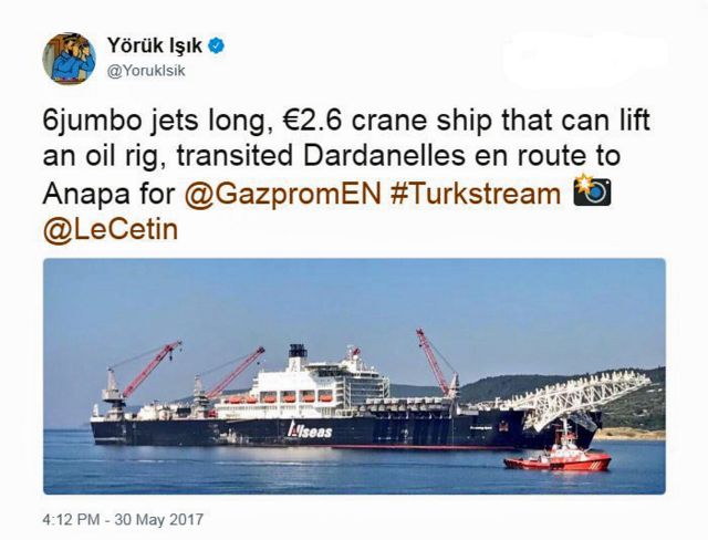Un tuit de @YorukIsik sobre el tránsito del barco Pioneering Spirit