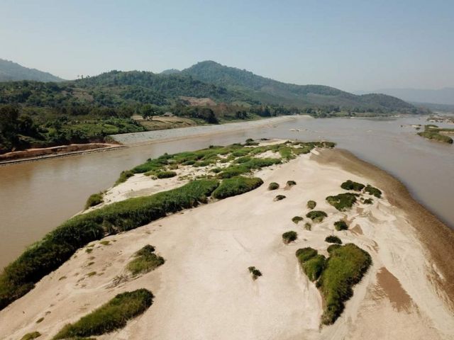 湄公河沿岸的泰国边陲小镇清康有个一公里长的沙洲。 那里有着湄公河特殊的生态系统，许多鸟类在沙洲上产卵。