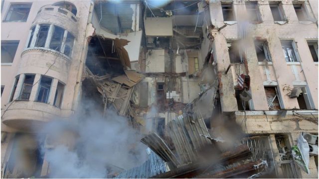 俄罗斯导弹在乌克兰第二大城市哈尔科夫市爆炸后，消防员在清理瓦砾