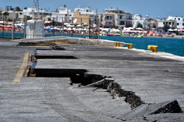 Las grietas son visibles en el puerto principal en la isla griega de Kos. Un terremoto de 6,7 golpeó a 12 km de la isla, cerca de la costa turca. Al menos dos personas murieron y 115 resultaron heridas.