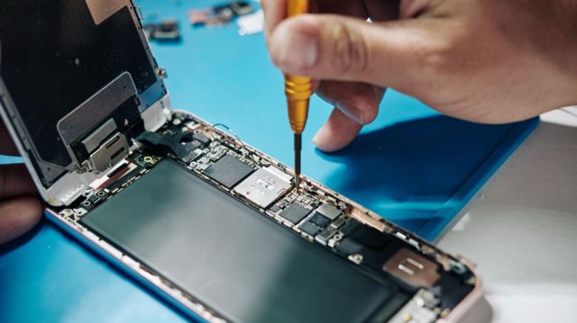 Un técnico repara un teléfono inteligente