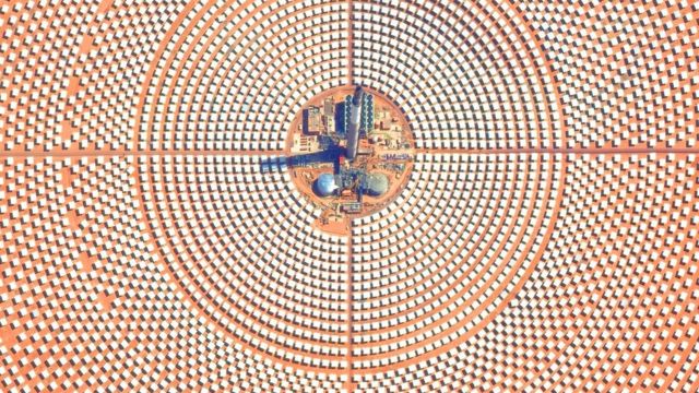 Kumpulan panel tenaga surya di Maroko.
