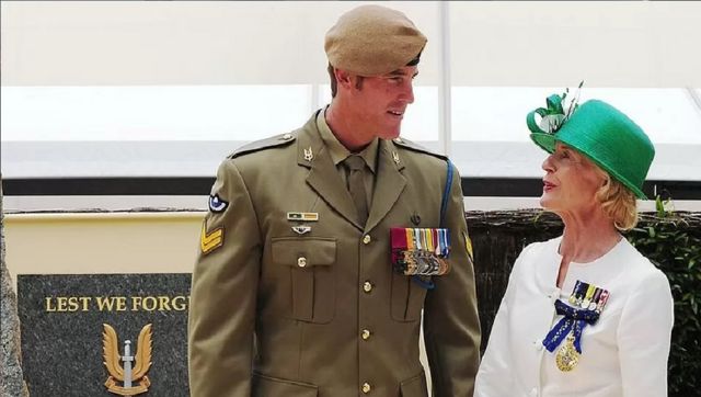 سرباز استرالیایی دریافت کننده نشان افتخار صلیب طلایی