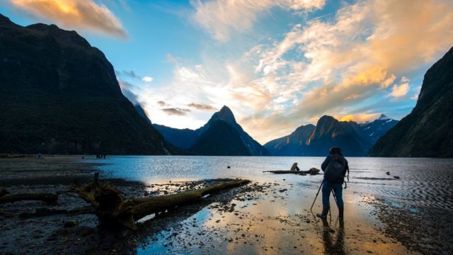 Nueva Zelanda es uno de los puntos más altos de Zelandia, tras haber sido empujada hacia arriba por el movimiento de las placas tectónicas.