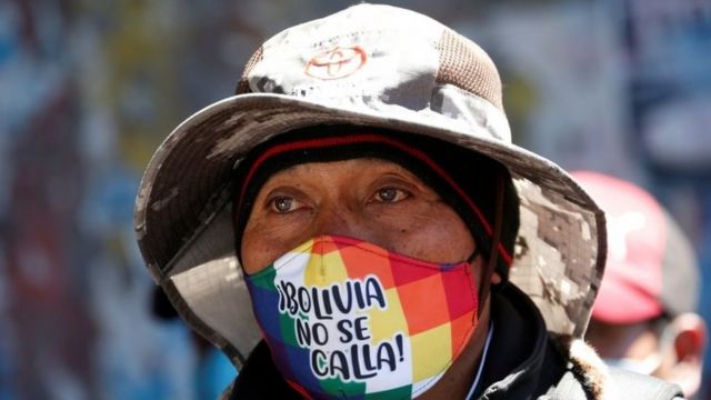 Boliviano con barbijo.