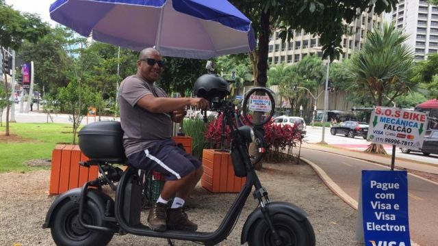 O mecânico Felipe Falcão montou um posto de manutenção de bicicletas e patinetes na ciclovia da Faria Lima