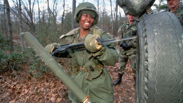 Militar com baioneta