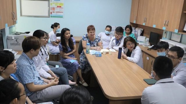 Xuân Quỳnh cùng Giáo sư Peggy McFarland trao đổi cùng các bác sĩ tại bệnh viện Đại học Y dược TPHCM