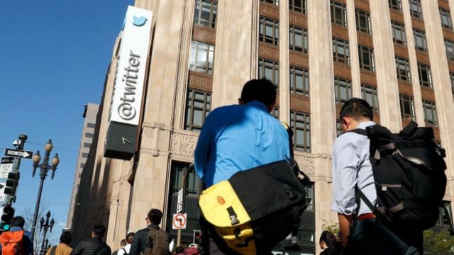 Personas caminan cerca de las oficinas centrales de Twitter